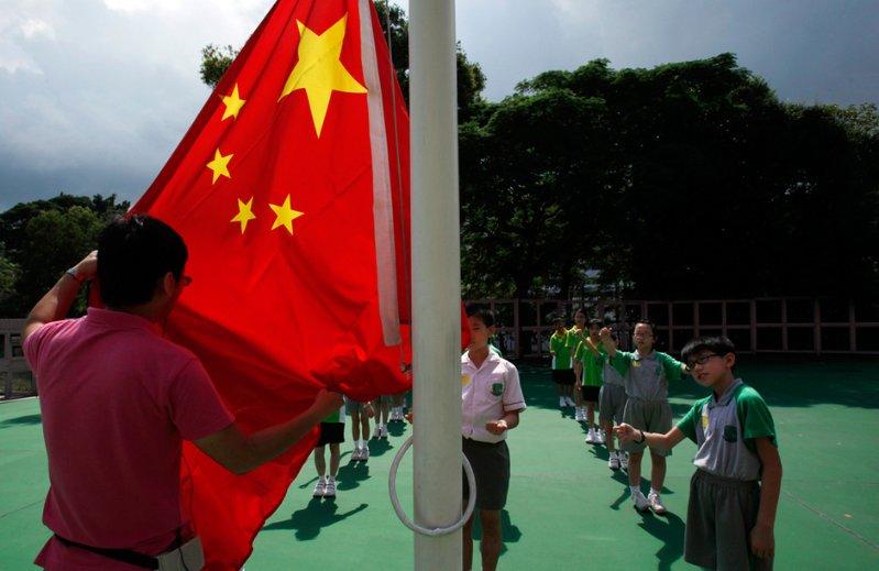 中国重汽早盘高开近7% 预计去年净利同比大增200%至240%